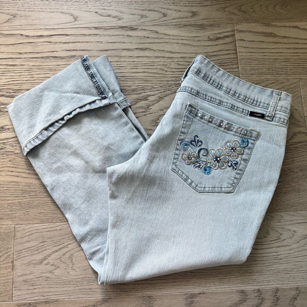 Y2K Embroidered Light Wash Women Jeans Capri length